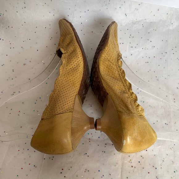 Dumond Yellow Perforated Y2K Elasticized Pointed toe Pumps Kitten Heels - Sz 6 - Picture 10 of 16